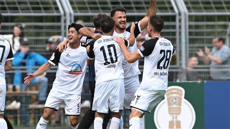 Die Spieler des SSV Jeddeloh II nach dem verwandelten Elfmeter zum 4:1.