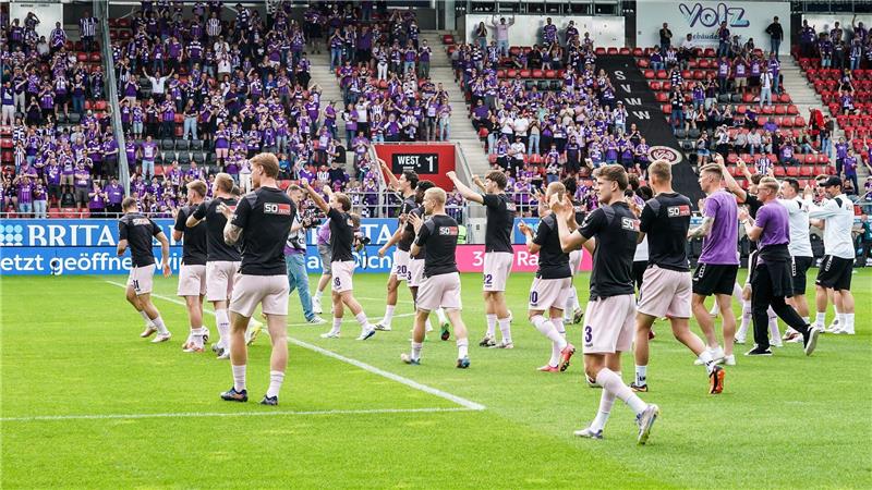 Die Spieler des VfL Osnabrück ließen sich schon vor dem Spiel feiern.