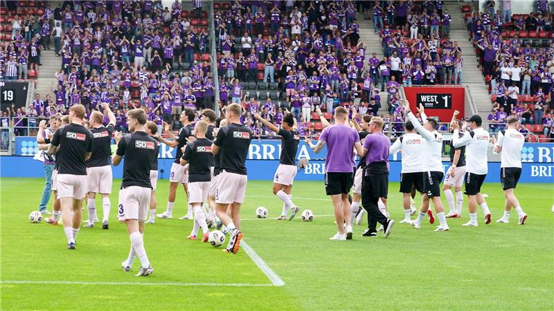 Die Spieler des VfL Osnabrück ließen sich schon vor dem Spiel feiern.