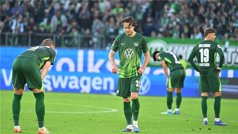 Die Spieler des VfL Wolfsburg nach der Niederlage gegen Bayern München.