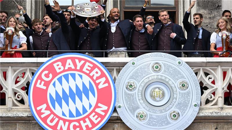 Die Spieler vom FC Bayern feiern die Meisterschaft in München. 