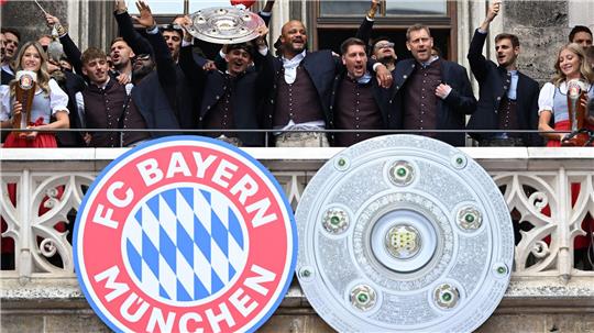 Die Spieler vom FC Bayern feiern die Meisterschaft in München. 