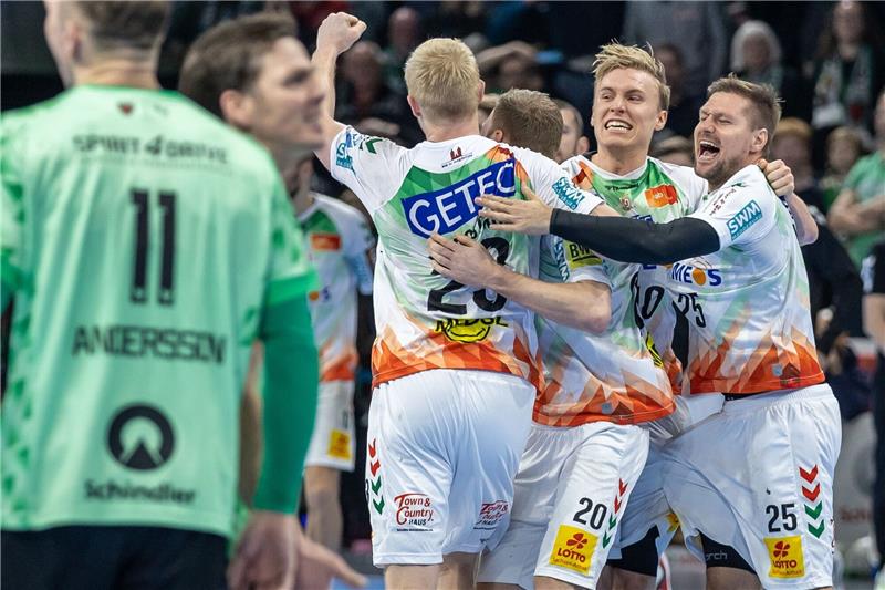 Magdeburg gewinnt in Berlin - Kiel neuer Tabellenführer Die Spieler vom SC Magdeburg jubeln nach dem Sieg in Berlin auf dem Parkett.