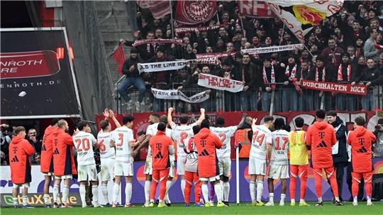 Die Spieler von Bayern München bejubelten das Remis in Leverkusen wie einen Sieg.