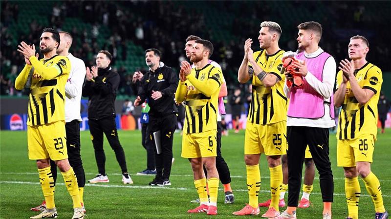 Die Spieler von Borussia Dortmund feiern nach dem Spiel mit den Fans