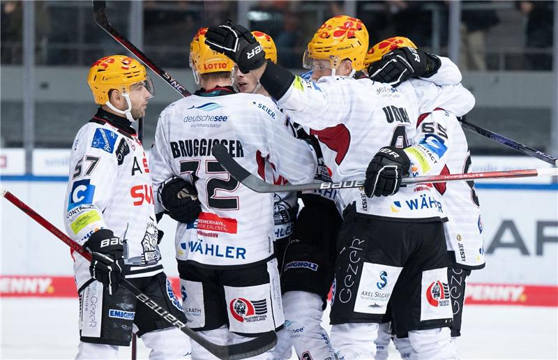 Bremerhaven vorzeitig im DEL-Viertelfinale Die Spieler von Bremerhaven jubeln über das Tor zum 2:1. Die Pinguins gewannen am Sonntag auch das Nordduell in Wolfsburg.