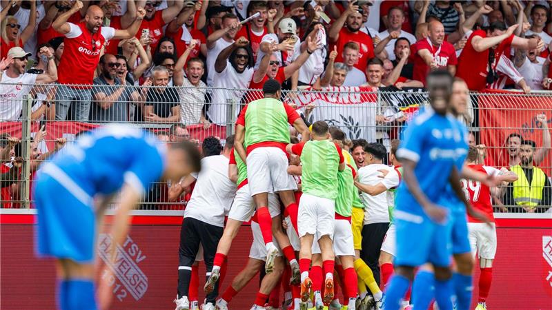 Vier Platzverweise: Havelse steigt in 3. Liga auf Die Spieler von Havelse bejubeln die Führung.