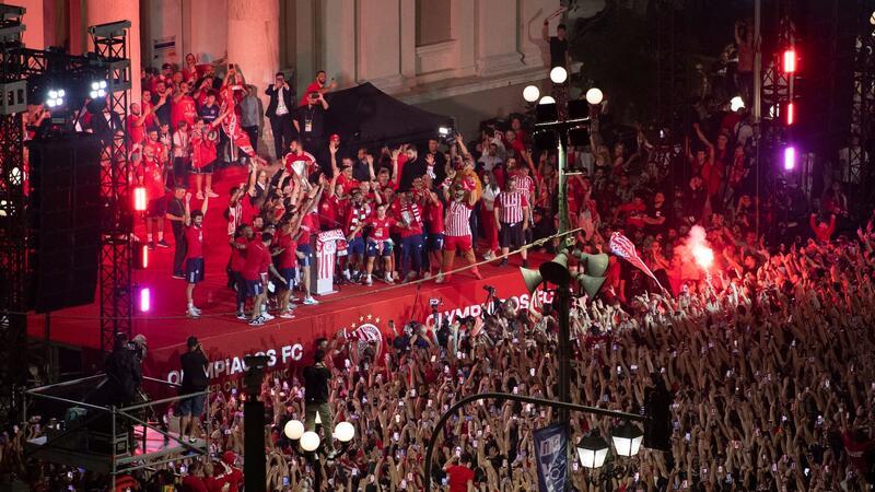 Piräus nach Gewinn der Conference League in Ekstase Die Spieler von Olympiakos Piräus feiern mit ihren Fans den Sieg im Conference-League-Finale.