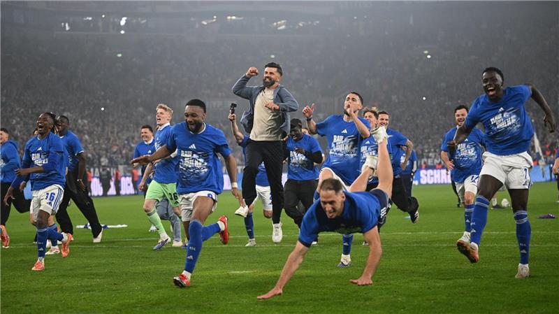 Die Spieler von Schalke jubeln über den Aufstieg in die Bundesliga.