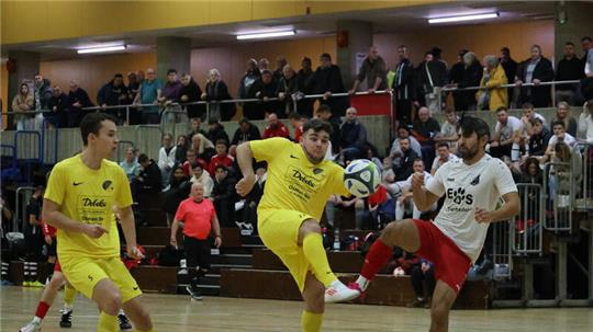Die Spieler, wie hier beim Kreisturnier, gehen mit vollem Einsatz zum Ball, dennoch bleiben beide Turniere sehr fair. Die meisten Zeitstrafen gibt es für Wechselfehler.