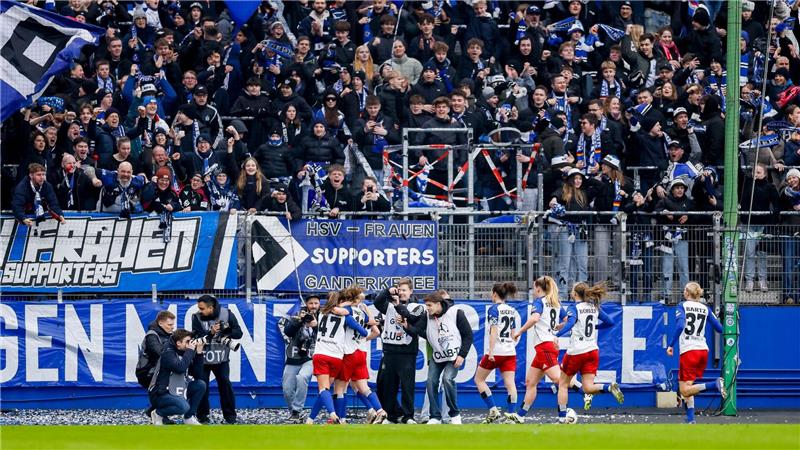 Die Spielerinnen des HSV feiern den Führungstreffer zum 1:0.