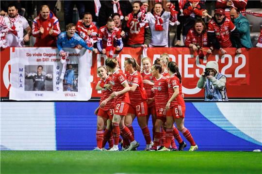 Die Spielerinnen vom FC Bayern München jubeln mit Torschützin Georgia Stanway (l) über den Treffer zum 1:0.