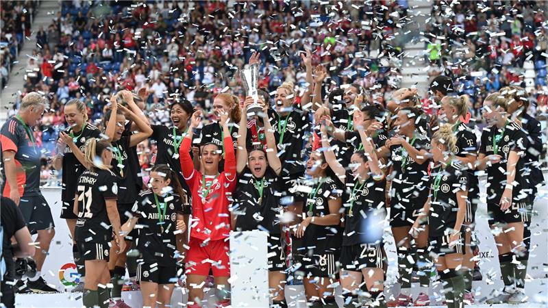 Die Spielerinnen von Bayern München bejubeln ihren Sieg beim DFB-Supercup der Frauen über den VfL Wolfsburg.
