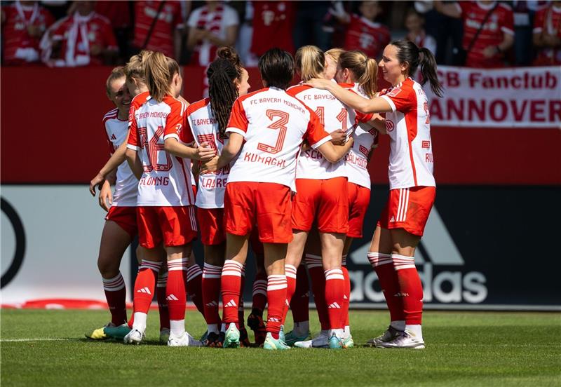 Wünsche im Umbruch: Bayern-Fußballerinnen wollen mehr Die Spielerinnen von München jubeln über das Tor zum 10:1.