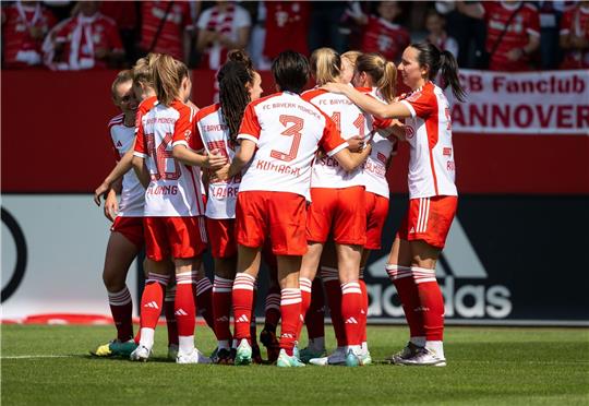 Die Spielerinnen von München jubeln über das Tor zum 10:1.