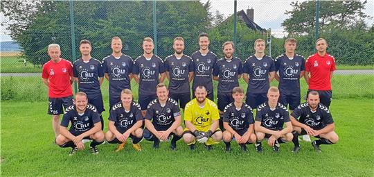 Die Spielertrainer Tim Sonnenberg und Lars Gläser (stehend 2 und 3. v. li.) ziehen das Trikot des FC Groß Döhren nicht nur für das Mannschaftsfoto an. Beide wollen auch aktiv auf dem Platz zum Einsatz kommen. Foto: Privat
