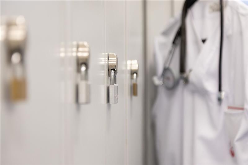 Die Spinds der Mitarbeiter in einem Krankenhaus sind mit Vorhängeschlössern verschlossen.