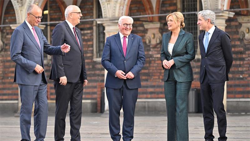 Zwischen Party und Warnruf - Wie Bremen die Einheit feiert Die Spitze der Verfassungsorgane kam nach Bremen.
