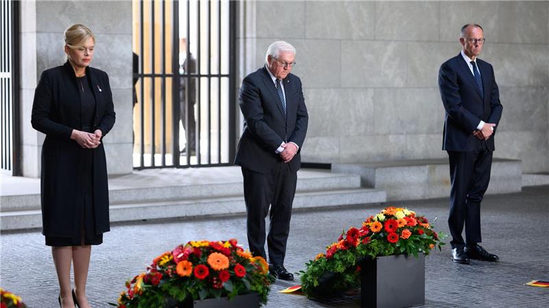 Steinmeier fordert Festhalten an Lehren aus der NS-Diktatur Die Spitzen der Verfassungsorgane legen Kränze zur Erinnerung an die Opfer von Krieg und Gewaltherrschaft nieder.