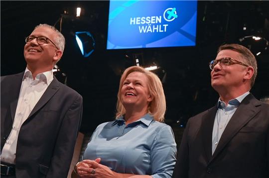 Die Spitzenkandidaten der hessischen Landtagswahl, Tarek Al-Wazir (Bündnis 90/Die Grünen, l.), Nancy Faeser (SPD)  und Boris Rhein (CDU).
