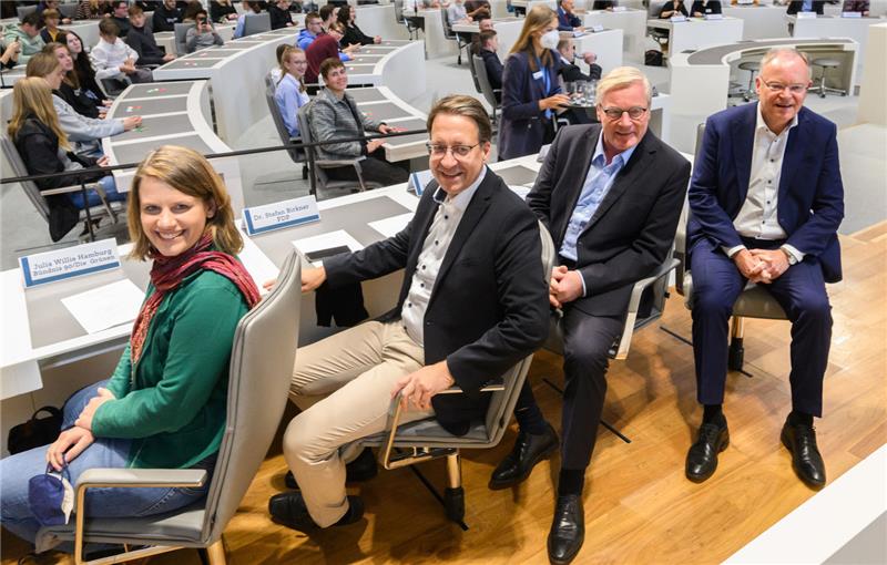 Die Spitzenkandidaten zur Landtagswahl im Überblick Die Spitzenkandidaten ihrer jeweiligen Parteien, Julia Willie Hamburg (l-r, Grüne), Stefan Birkner (FDP), Bernd Althusmann (CDU) und Stephan Weil (SPD) sitzen bei einer Diskussionsrunde von im niedersächsischen Landtag. Foto: Julian Stratenschulte/dpa