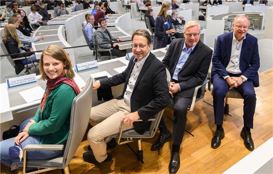 Die Spitzenkandidaten ihrer jeweiligen Parteien, Julia Willie Hamburg (l-r, Grüne), Stefan Birkner (FDP), Bernd Althusmann (CDU) und Stephan Weil (SPD) sitzen bei einer Diskussionsrunde von im niedersächsischen Landtag. Foto: Julian Stratenschulte/dpa