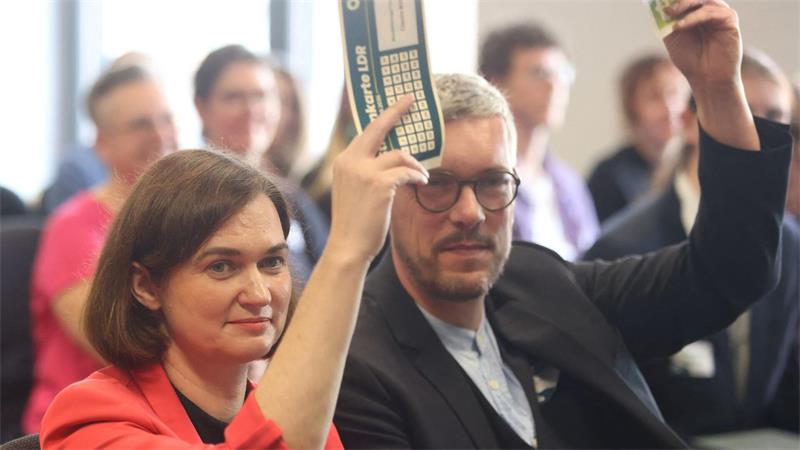 Die Spitzenkandidatin und Grünen-Fraktionschefin Claudia Müller und Grüne-Landeschef Ole Krüger stimmten für die Aufnahme von Koalitionsverhandlungen.