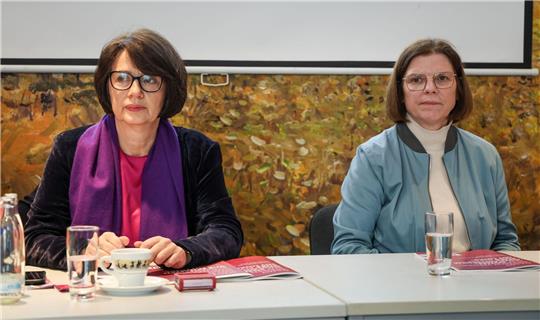 Die Spitzenkandidatinnen der Bremer Linken, Claudia Bernhard (l) und Kristina Vogt (r), bei der Präsentation der Wahlkampagne der Linkspartei zur Bürgerschaftswahl in Bremen.