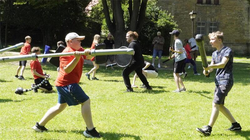 In Bad Harzburg: Actionreiches Jahr für junge Menschen geplant Die Sportart Jugger sieht martialisch aus, ist aber kein brutales Spiel. Seit dem vergangenen Sommer gehört es zum Wochenprogramm des Jugendtreffs.