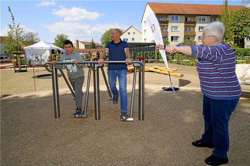 Die Sportgeräte laden Generationen übergreifend zum Ausprobieren ein. Der Brommi-Park soll zugleich den sozialen Zusammenhalt stärken. Foto: Epping
