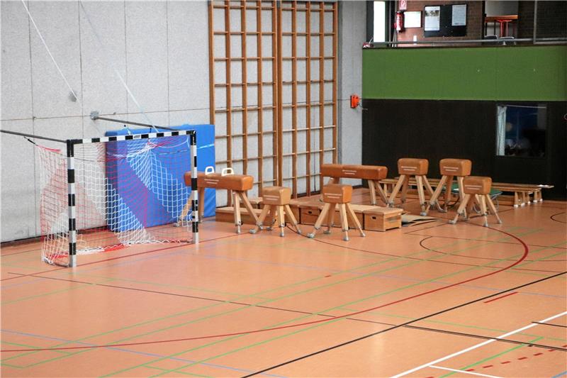 Die Sportgeräte sind in eine Ecke der Halle evakuiert worden, weil auch in den Abstellraum inzwischen Wasser eindringt. Foto: Gereke