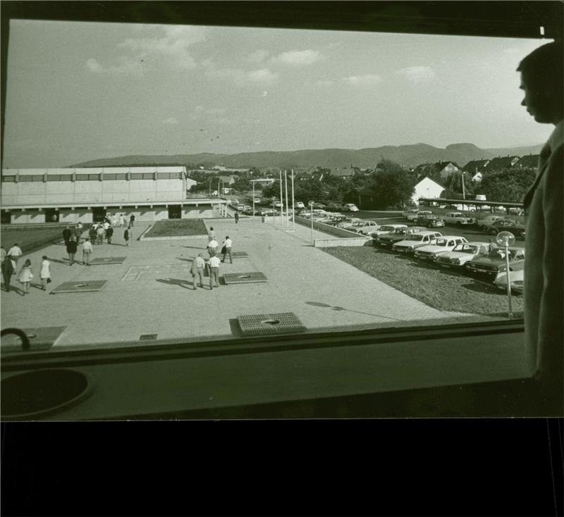 Die Sporthalle der Deilich-Schule bei ihrer Einweihung im Jahr 1974 aus dem Fenster eines Klassenraums betrachtet. Foto: Ahrens-Archiv