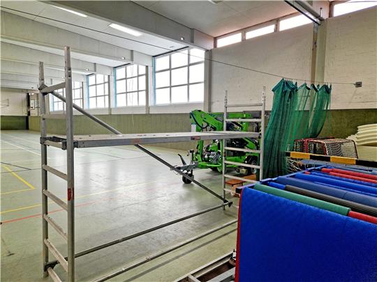 Die Sporthalle der TU Clausthal hat bereits neue Fenster bekommen. Foto: Knoke
