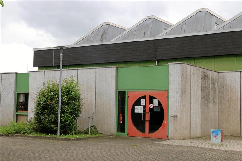 Eine Sporthalle von außen betrachtet.