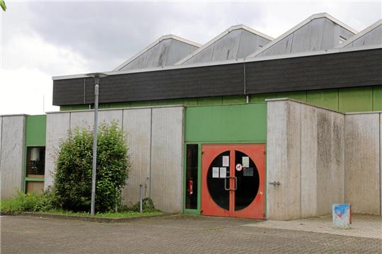 Eine Sporthalle von außen betrachtet.