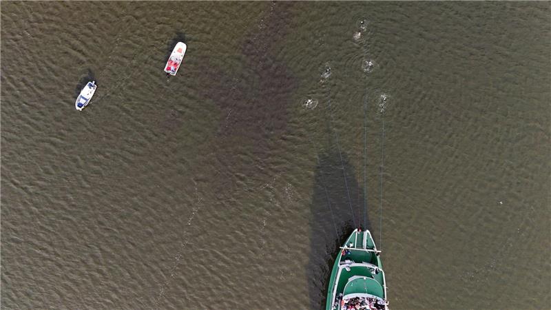 Auf Rekordkurs: Schwimmer ziehen 100-Tonnen-Schiff durch See Die Sportler hatten geplant, sich mit reißfesten Seilen an das Schiff zu binden und den Ausflugsdampfer in einer V-Formation durch das Wasser zu ziehen.