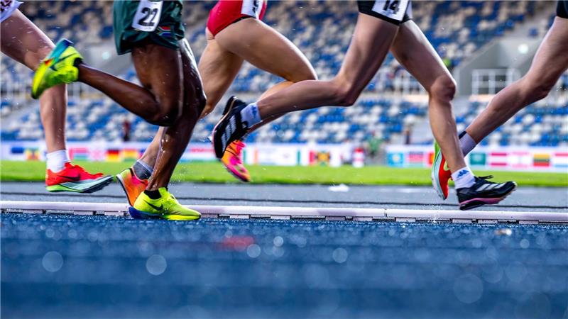 Die Sportlerinnen laufen beim 10.000-Meter Finale bei den FISU World University Games 2025 in Bochum auf der Bahn.