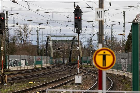 Die Sprengung einer Weltkriegsbombe hat für Chaos im Schienenverkehr gesorgt.