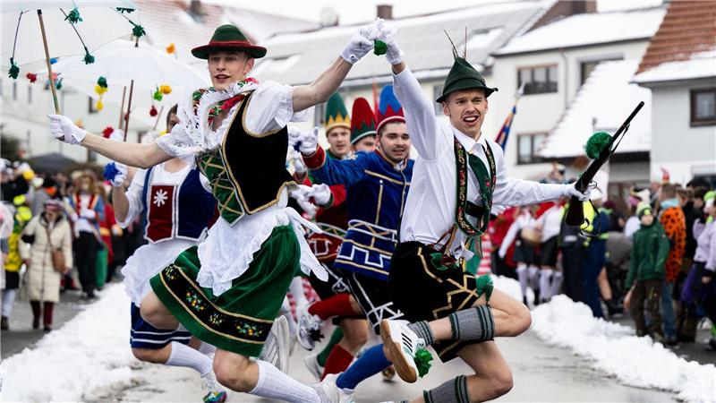 Die Springerpärchen tanzen beim traditionellen Springerzug in Herbstein am Rosenmontag.