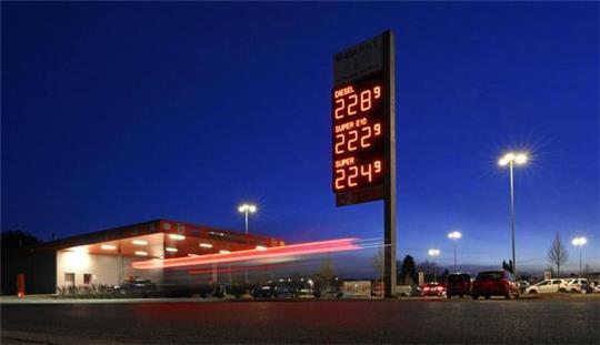 Die Spritpreise liegen bundesweit deutlich über 2 Euro je Liter. Verbraucher und Unternehmer hoffen auf staatliche Entlastungen. Foto: imago