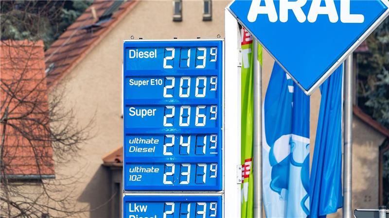 Die Spritpreise pendeln sich langsam auf einem sehr viel höherem Niveau als vor Kriegsbeginn ein. (Archivbild)