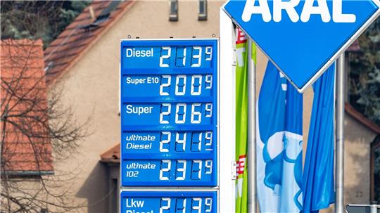 Die Spritpreise pendeln sich langsam auf einem sehr viel höherem Niveau als vor Kriegsbeginn ein. (Archivbild)