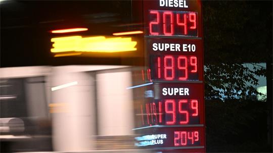 Die Spritpreise sind deutlich gefallen - teils weit unter 2 Euro.