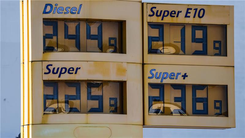 Die Spritpreise sind zuletzt in Deutschland schneller als im benachbarten EU-Ausland gestiegen. 