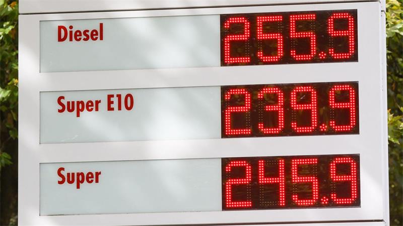 Merz verspricht Entlastung bei Rekord-Spritpreisen Die Spritpreise steigen.