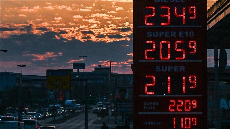 Die Spritpreise steigen – Aktien, Gold und Silber sind unter Druck.