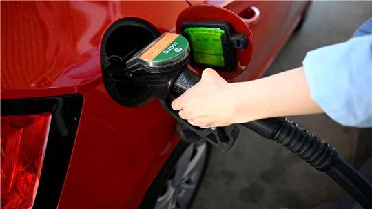 Die Spritpreise ziehen vor dem Inkrafttreten der erhofften Preisbremse etwas an. (Illustration)