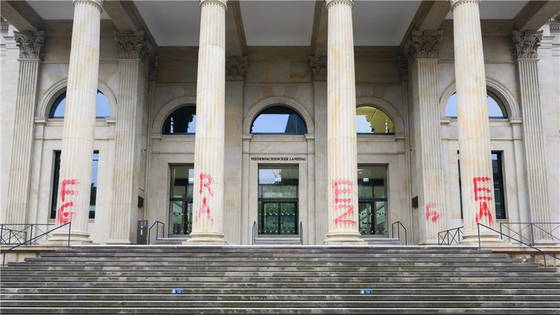 Erneut „Free Gaza“-Schriftzug an Landtagsgebäude gesprüht Die Spuren der Schmierereien am Hauptgebäude waren über Monate zu sehen. (Archivbild)