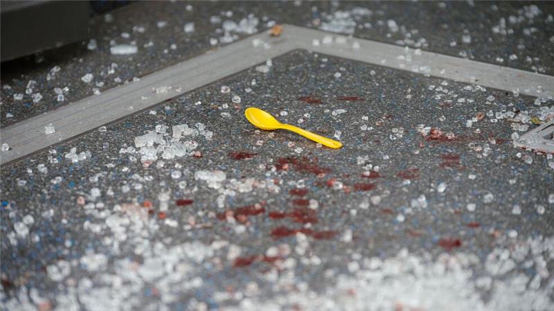 Die Spuren eines schweren Unfalls: Mehrere Menschen wurden dabei verletzt, auch Kinder.