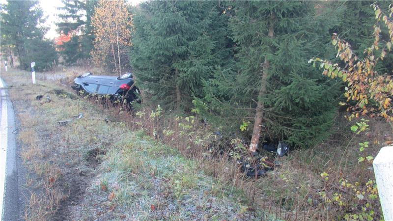 Verkehrsunfall bei Braunlage: 33-Jährige schwer verletzt Die Spuren sind deutlich zu erkennen: Der Wagen der 33-Jährigen ist über die Bankette gerutscht.